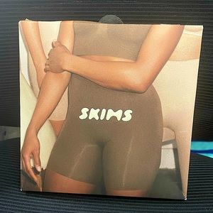 NEW NEVER WORN! Skims sculpting short - S/M